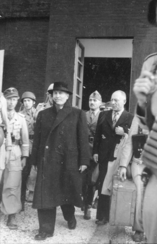 Mussolini es rescatado por comandos de paracaidistas por órdenes de Hitler