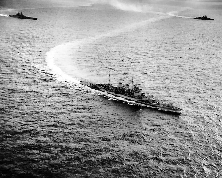 HMS Renown, HMS Valiant, y el francés BB Richelieu en el Océano Índico, 12 de mayo de 1944, fotografiados desde un avión del USS Saratoga