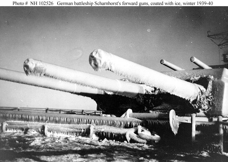 Artillería del DKM Scharnhorst cubierta de hielo, invierno 1939-40