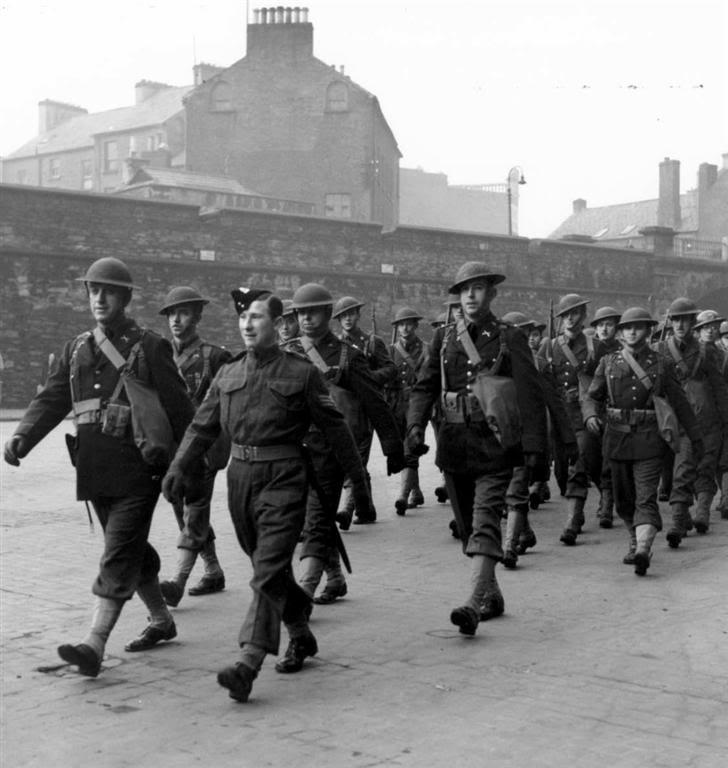 Esta foto está tomada en Irlanda en febrero de 1942. Los soldados recién desembarcados marchan hacia su campamento