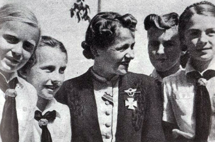 Hanna Reitsch con algunas muchachas de la BDM, Liga de jóvenes Alemanas, rama femenina de las juventudes hitlerianas