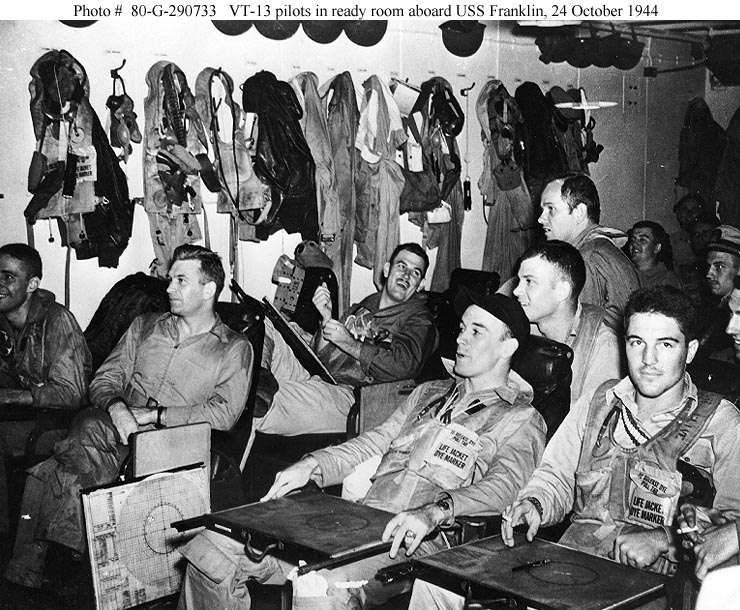Pilotos VT-13 en la sala de preparativos a bordo del USS Franklin, el 24 de octubre de 1944