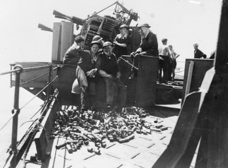 Dotación de la pieza de artillería antiaérea del HMS Manchester