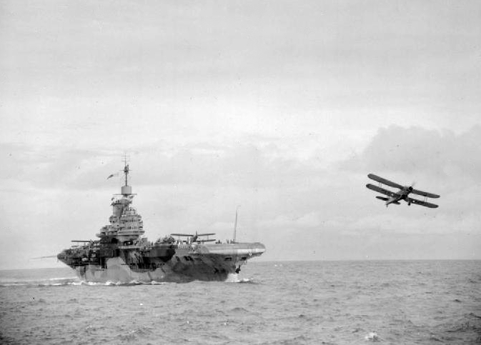 Un Albacore perteneciente a Escuadrón Nº 820 del Fleet Air Arm, despegando desde el Portaaviones HMS Victorious, el 29 de mayo de 1942
