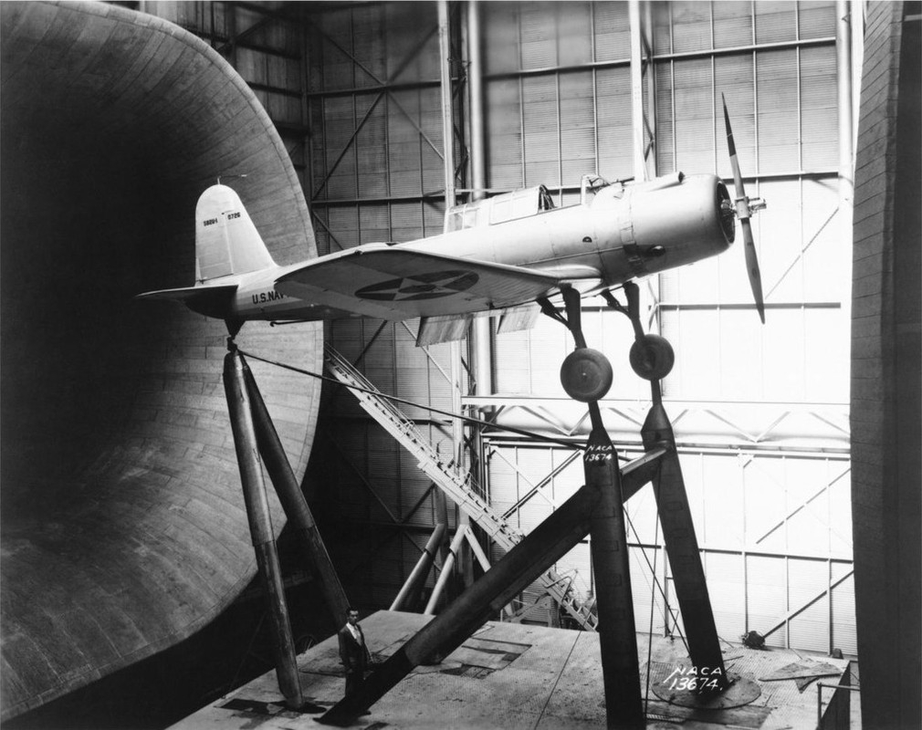 Un Vought SB2U Vindicator Nº de Construcción 0726 durante las pruebas en un túnel de viento en la Centro de Investigación Langley de NACA a Hampton, Virginia, EE.UU, 24 de septiembre de 1937