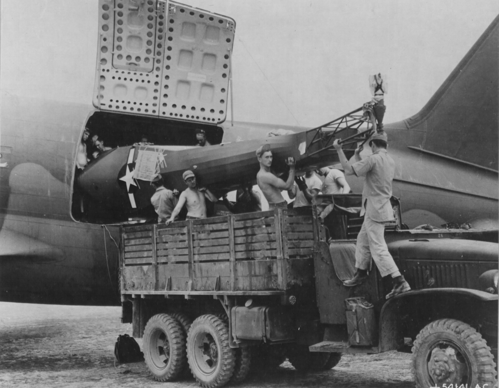 Tareas de descarga de un helicóptero de un C-54 inmediatamente después de su llegada a Myitkyina, enero de 1945