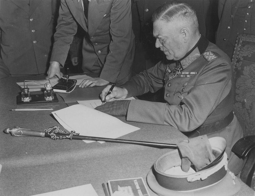 El Mariscal Wilhelm Keitel firmando la rendición a los Rusos en Karlshorst, Berlín, el 8 de mayo de 1945