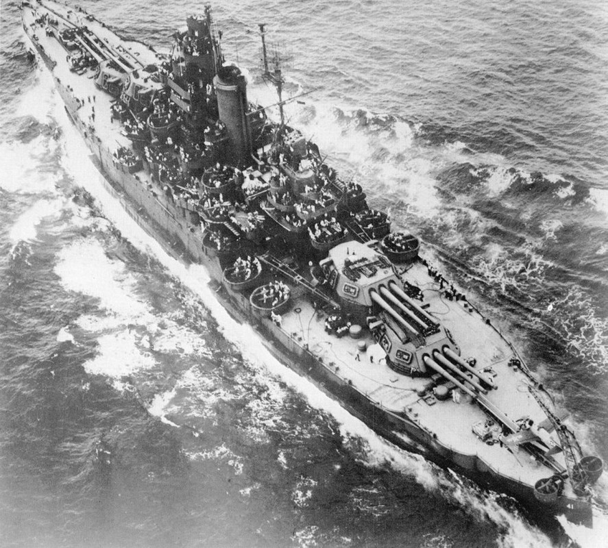 Vista del USS Mississippi BB-41en 1944