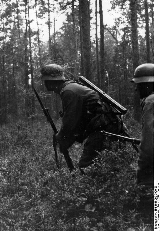 Soldado alemán con un Kar 98K con bayoneta calada, en algún bosque ruso en el verano de 1941