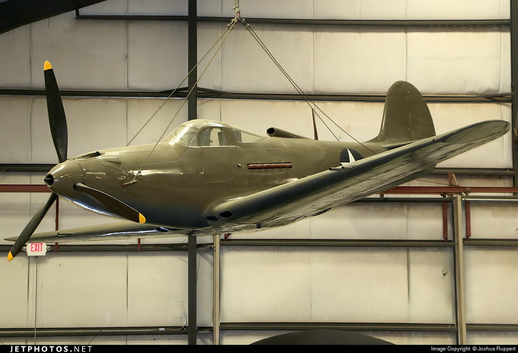 Bell P-39Q Airacobra Nº de Serie 42-20000 se exhibe en el March Field Air Museum en Riverside, California