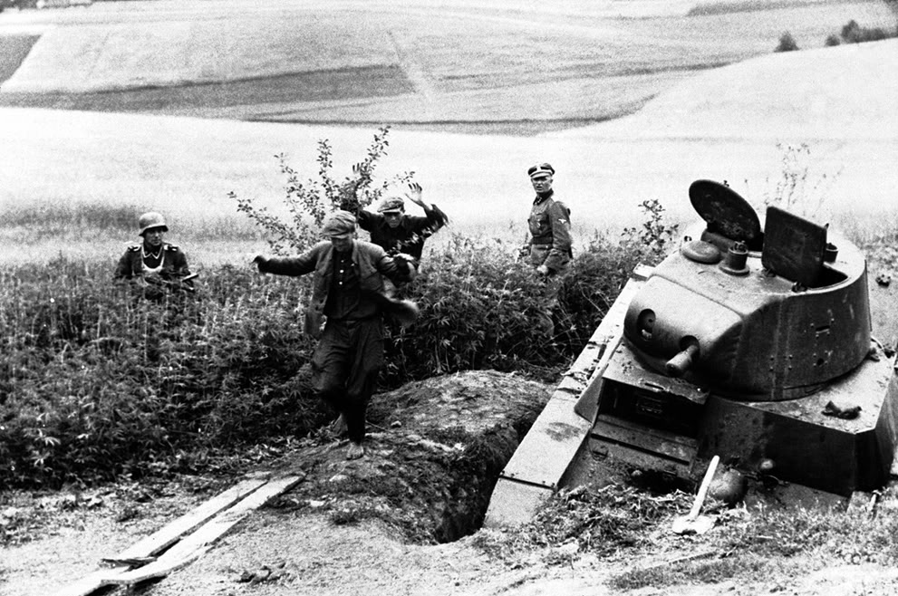 Tiradores soviéticos de paisano son capturados por granaderos de las SS. Junto a ellos un tanque ruso destruido
