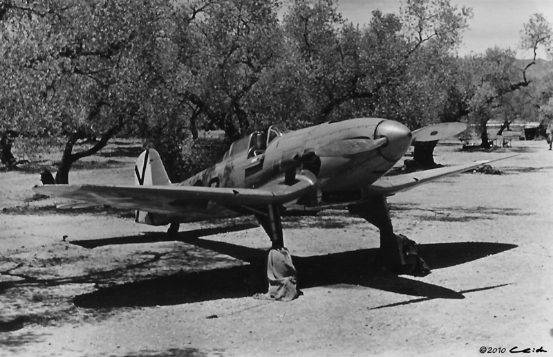 V.9 fotografiado por Otto Schmidt en el aeródromo de La Senia en verano de 1938. Se observa el logotipo del fabricante en las palas de la hélice, la zona negra junto al escape del  motor y las puntas blancas de las alas entre otro detalles