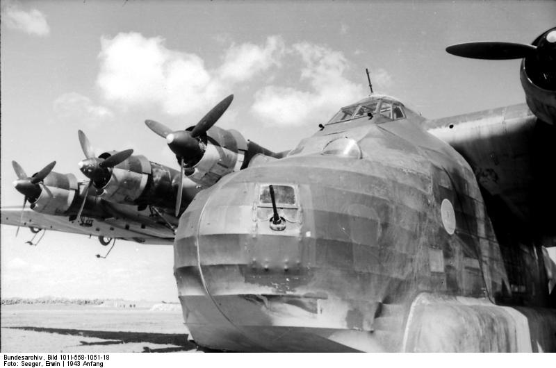 Norte de África, Túnez.- Proa con portón cerrado de un Me 323 Gigant en el aeródromo de campo, enero de 1943