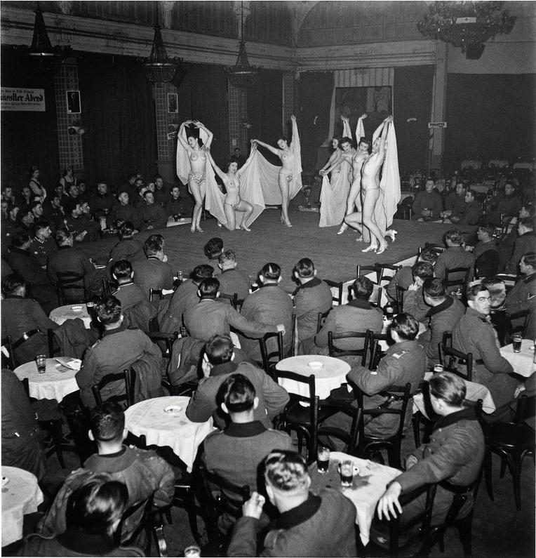 Burdel militar en Francia en 1940. Estos siempre contenían una gran fiesta de música, baile, espectáculos y alcohol