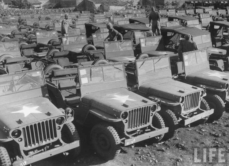 Jeep Willys recién salidos de la cadena de esamblaje en 1943