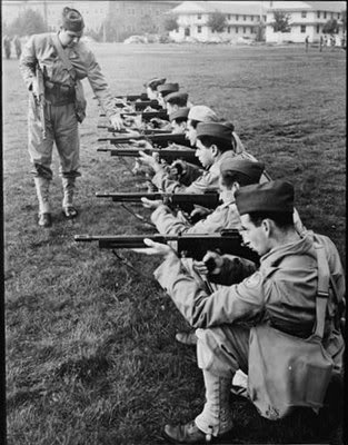 Soldados norteamericanos en el campo de tiro de Mitchel Field en 1942,con subfusiles Thompson Mod 1928 A1