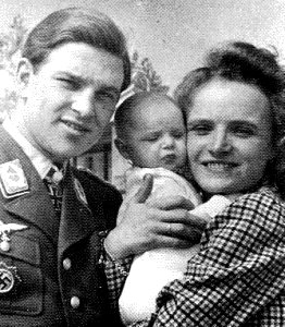 Gerhard Barkhorn junto a su mujer y su hijo