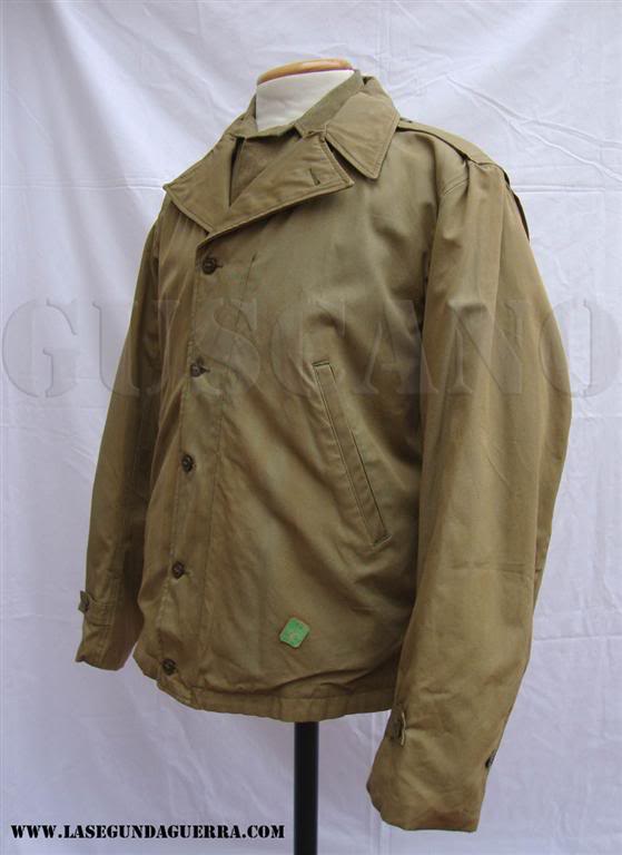 En esta otra chaqueta M-41 se observa una de las etiquetas de confección en cartón que las empresas utilizaban para coser las distintas piezas que formaban la prenda. Todas las prendas salían de los almacenes de los proveedores con estas etiquetas.  La chaqueta de la foto se fabricó en mayo de 1942
