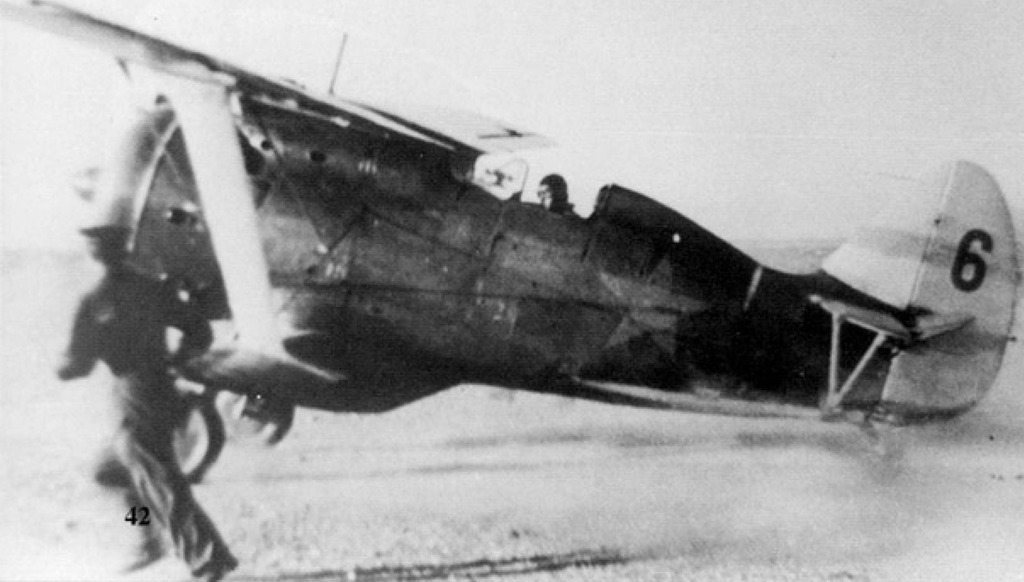 Un Polikarpov I-153 6 Rojo perteneciente al 8º Regimiento de Caza a punto de despegar