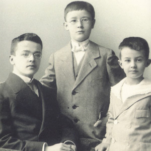 Himmler entre sus dos hermanos, Gebhard y Ernst