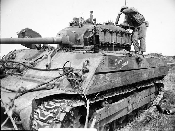 Reabastecimiento del M4 Sherman Davy Jones en Iwo Jima el 22 de febrero de 1945