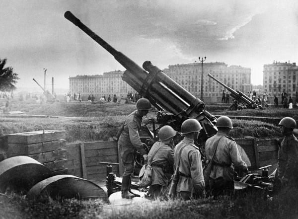 Un Cañón M1939 de 85 mm en Moscú el 28 de Julio de 1941
