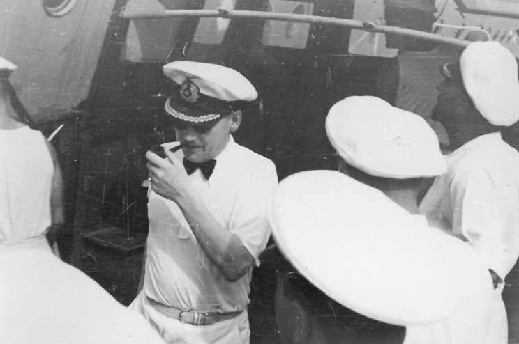 Kapitän zur See Hans Langsdorff en un velero junto al almirante Graf Spee en 1939