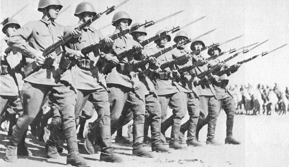 Soldados soviéticos desfilando con sus fusiles SVT-38 con bayoneta calada