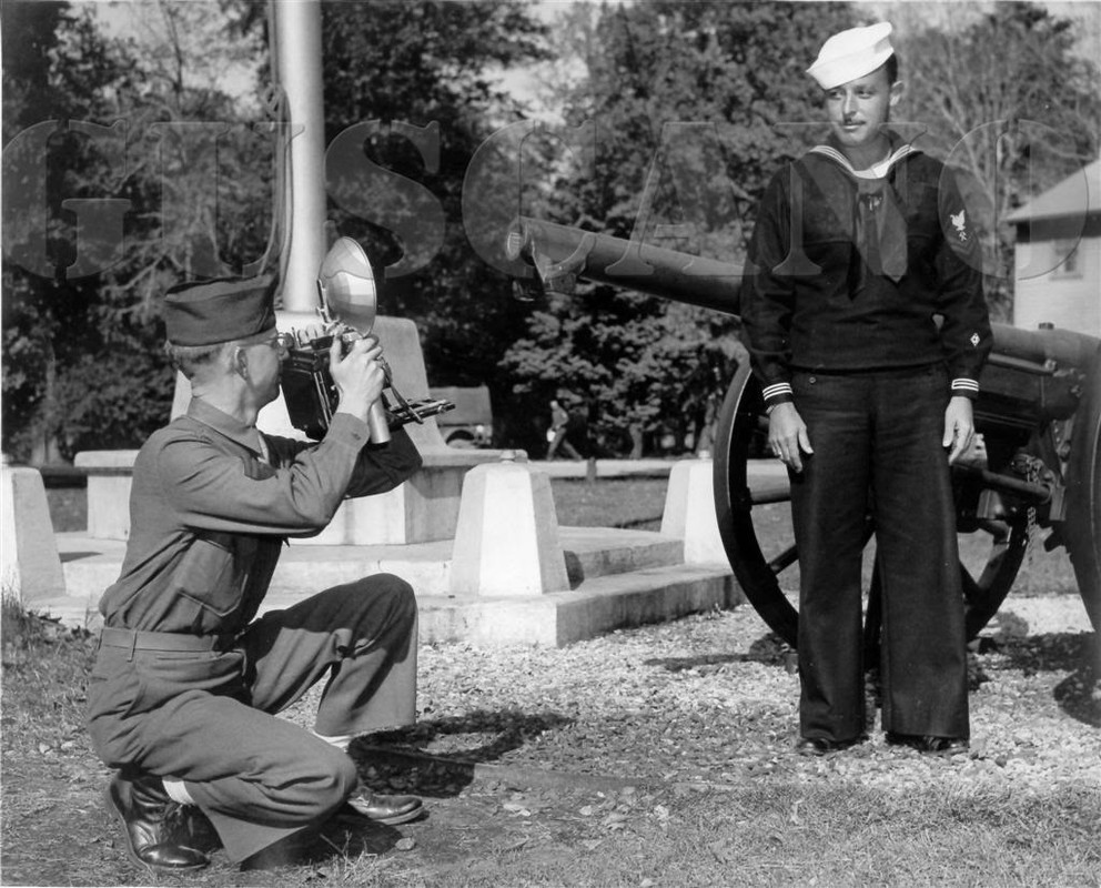 El fotógrafo de guerra George Arend toma una instantánea de un marinero de la U.S. Navy en la retaguardia. Estos trabajos al margen de su misión reportaba a los fotógrafos dinero o favores. Colección del autor