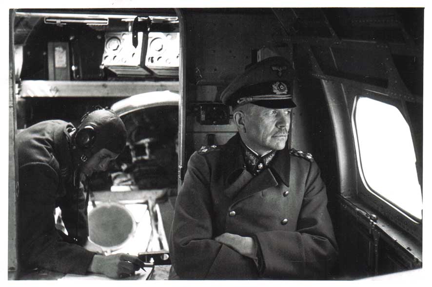 El general alemán Heinz Guderian en un avión militar durante una visita de inspección sobre el distrito de Kharkov. Rusia, abril de 1943