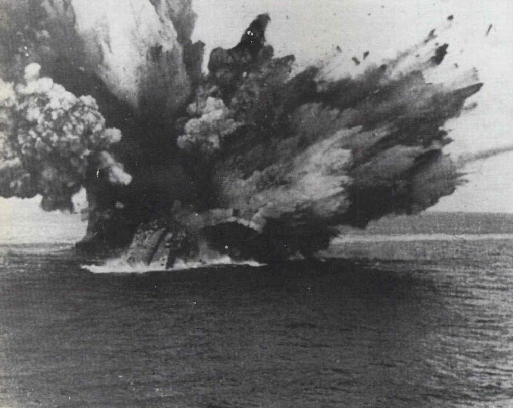 Momento de la explosión del HMS Barham