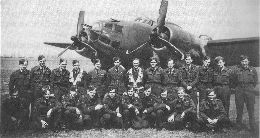 Un Lockheed Ventura EG-A y los integrantes del Escuadrón Nº 487 de la RNZAF, en el Aeródromo de Methwold, en 1943