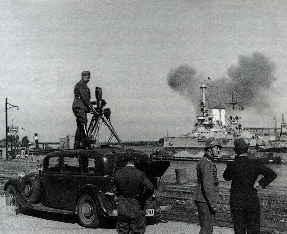 Equipo de cine del Ministerio de Propaganda rodando el bombardeo a Westerplatte