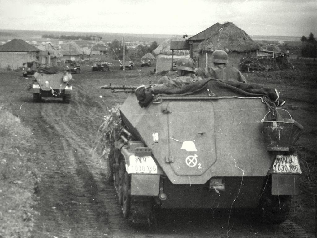 Vehículos del 2º Batallón de reconocimiento motorizado, División Grossdeutschland, avanzando en la región de Voronezh, Junio de 1942