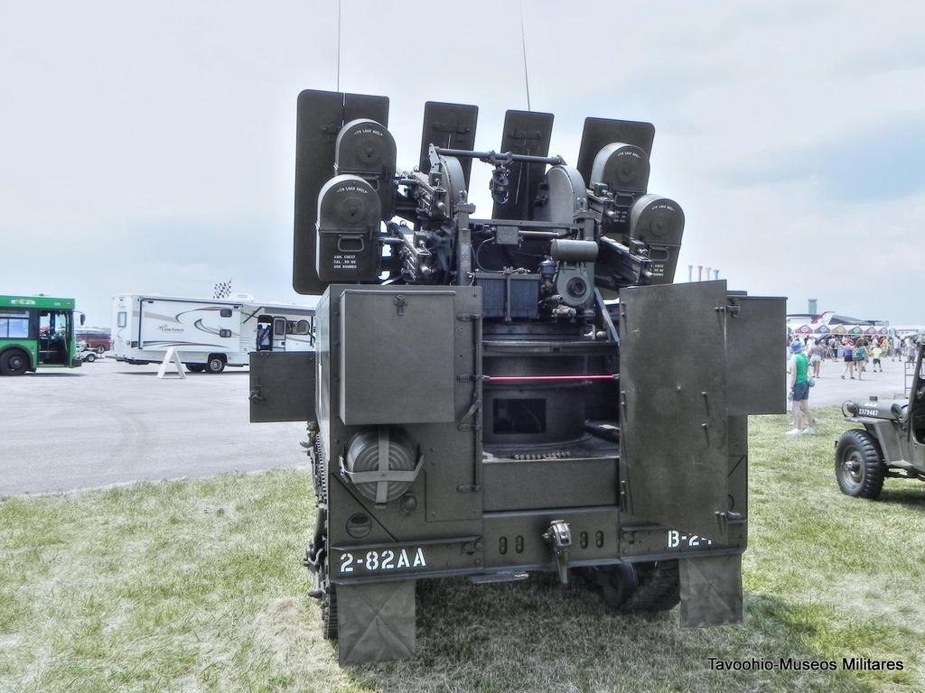 1944 Autocar M16A1 Half-Track - M45F Maxson 50 cal. Machine gun mounts. - Dayton Air Show 2013. Foto tomada en el Festival Aéreo de Dayton, Ohio-2013