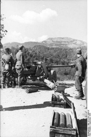 PaK 40 en una posición de tiro en Albania, Septiembre de 1943