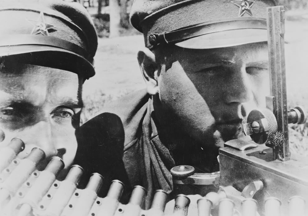 Soldados del Ejército Rojo con ametralladora