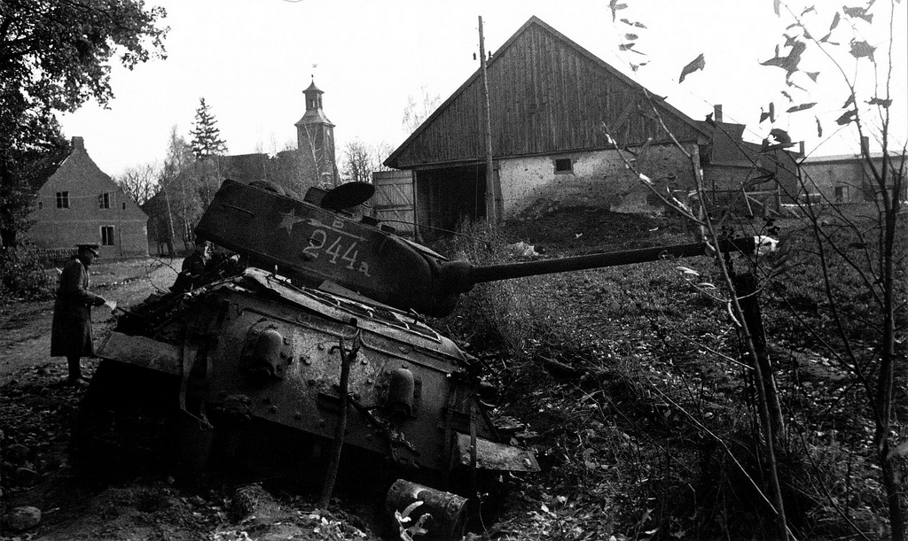 T-34 en la Villa de Nemmersdorf, este de Prusia el 20 de  octubre de 1944