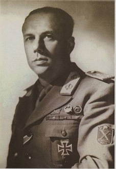 Junio Valerio Borghese en 1944, vestido con uniforme de la Xª Flottiglia MAS y Cruces de Hierro