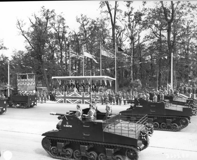 Sexton británicos desfilando durante la Conferencia de Potsdam, 1945