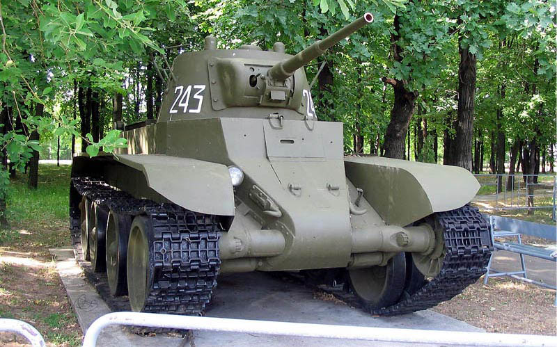BT-7 Modelo 1937 conservado en el Victory Park at Poklonnaya Gora, Moscú, Rusia