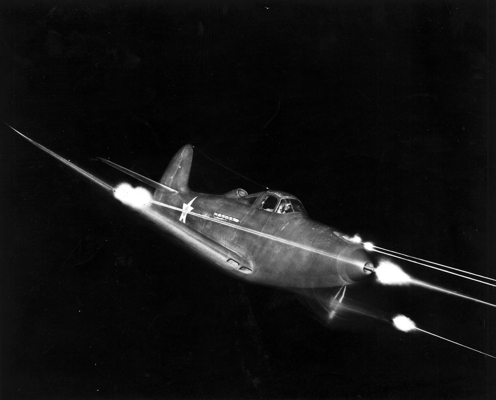 Un P-39 disparando todos sus cañones de noche