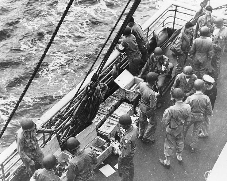 Tropas estadounidenses de la 3ª División de Infantería en el barco que les transportará hasta Fedala, en el Marruecos francés. A destacar los brazaletes con la bandera estadounidense que algunos de ellos llevan en el brazo