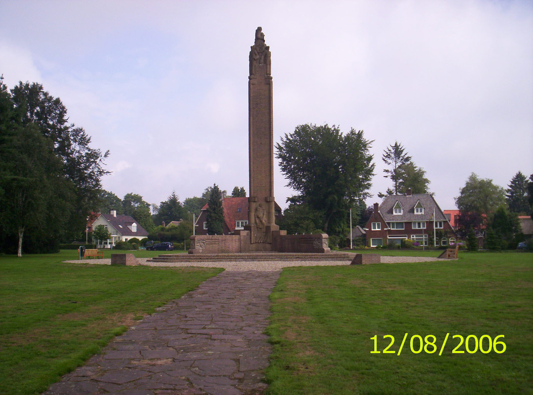 Monumento erigido en memoria de los paracaidistas británicos que descendieron Oosterbeek