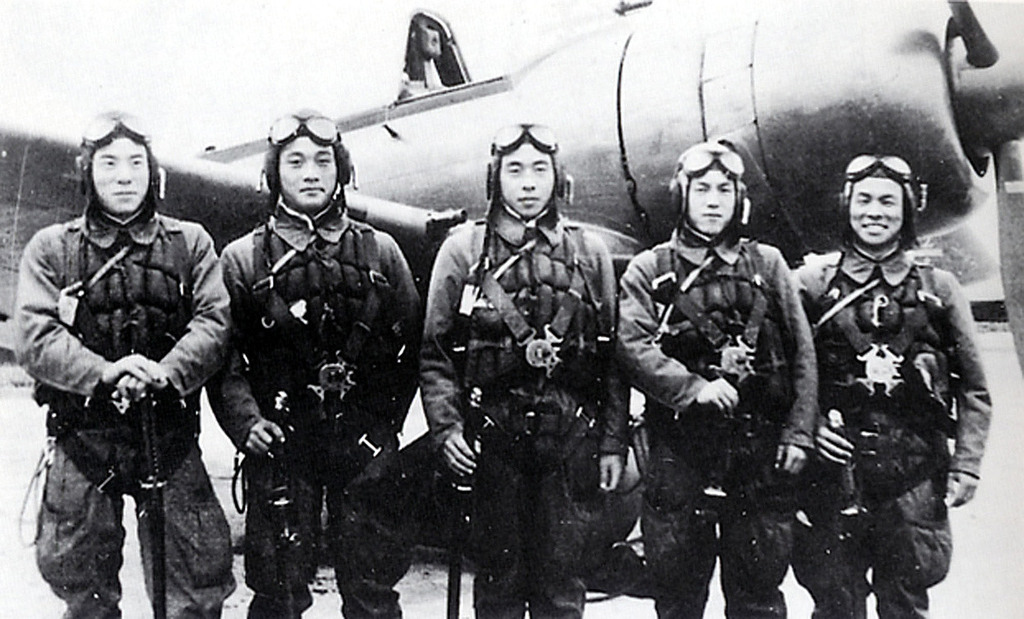 Esta foto proporcionada por el ex piloto kamikaze Toshio Yoshitake, muestra Yoshitake, derecha, y sus compañeros pilotos, desde la izquierda, Tetsuya Ueno, Koshiro Hayashi, Naoki Okagami y Takao Oi, ya que presentan juntos en frente de un avión de combate Zero antes de despegar del la pista de aterrizaje del Ejército Imperial en Choshi, al este de Tokio, el 8 de noviembre de 1944. Ninguno de los otros 17 pilotos e instructores de vuelo que volaron con Yoshitake ese día sobrevivió. Yoshitake sólo sobrevivió porque un avión de guerra estadounidense le disparó en el aire, se estrelló al aterrizar y fue rescatado por los soldados japoneses