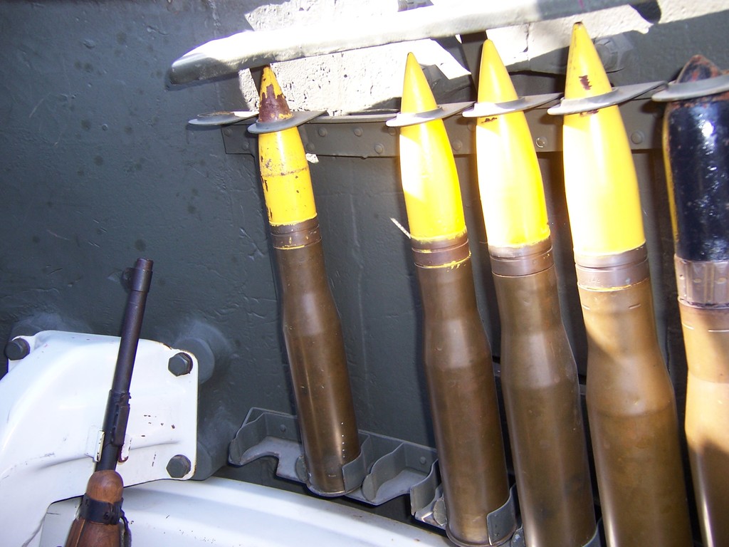 La munición para el cañón principal de 37 mm son almacenados en bastidores dentro de la torreta