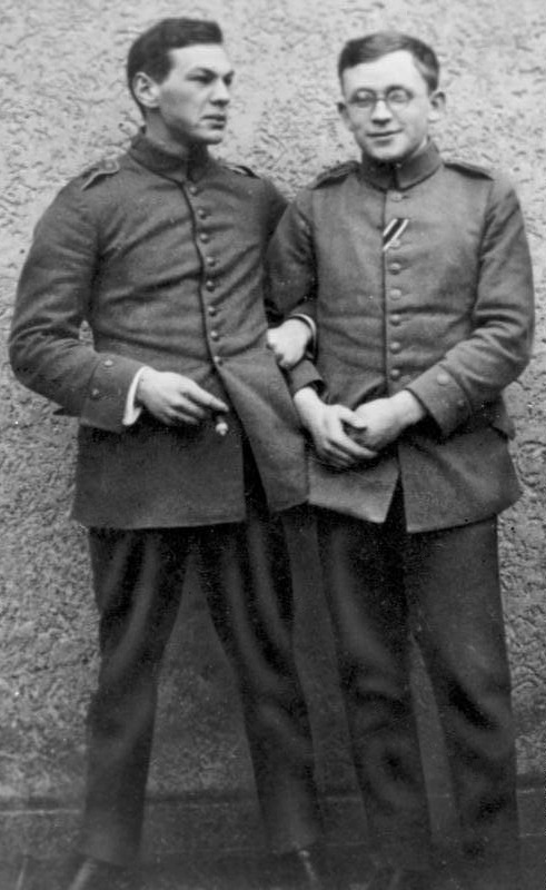 Sorge, Izq., y el genetista Carl Correns en 1915 durante la Primera Guerra Mundial