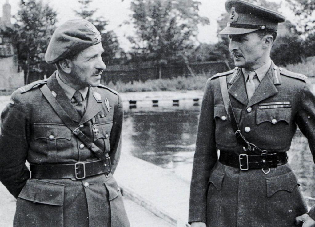 Frederick Arthur Montague Browning en compañía del General de División Stanislav Sosabowh, a la izquierda, jefe de la 1ª Brigada Paracaidista Polaca