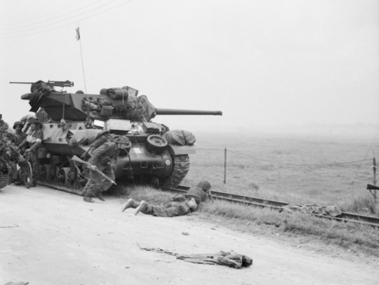 Soldados ingleses bajo cobertura de un M10-Wolverine