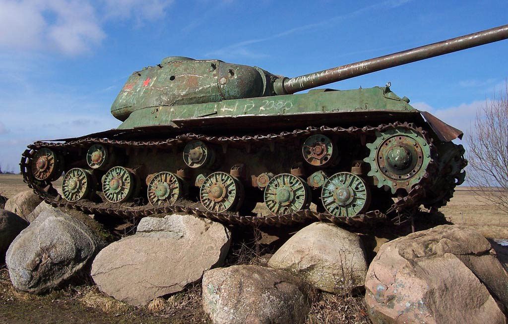 IS-2 m1943 conservado en el Orvidas Farmstead museum, Salantai, Lituania